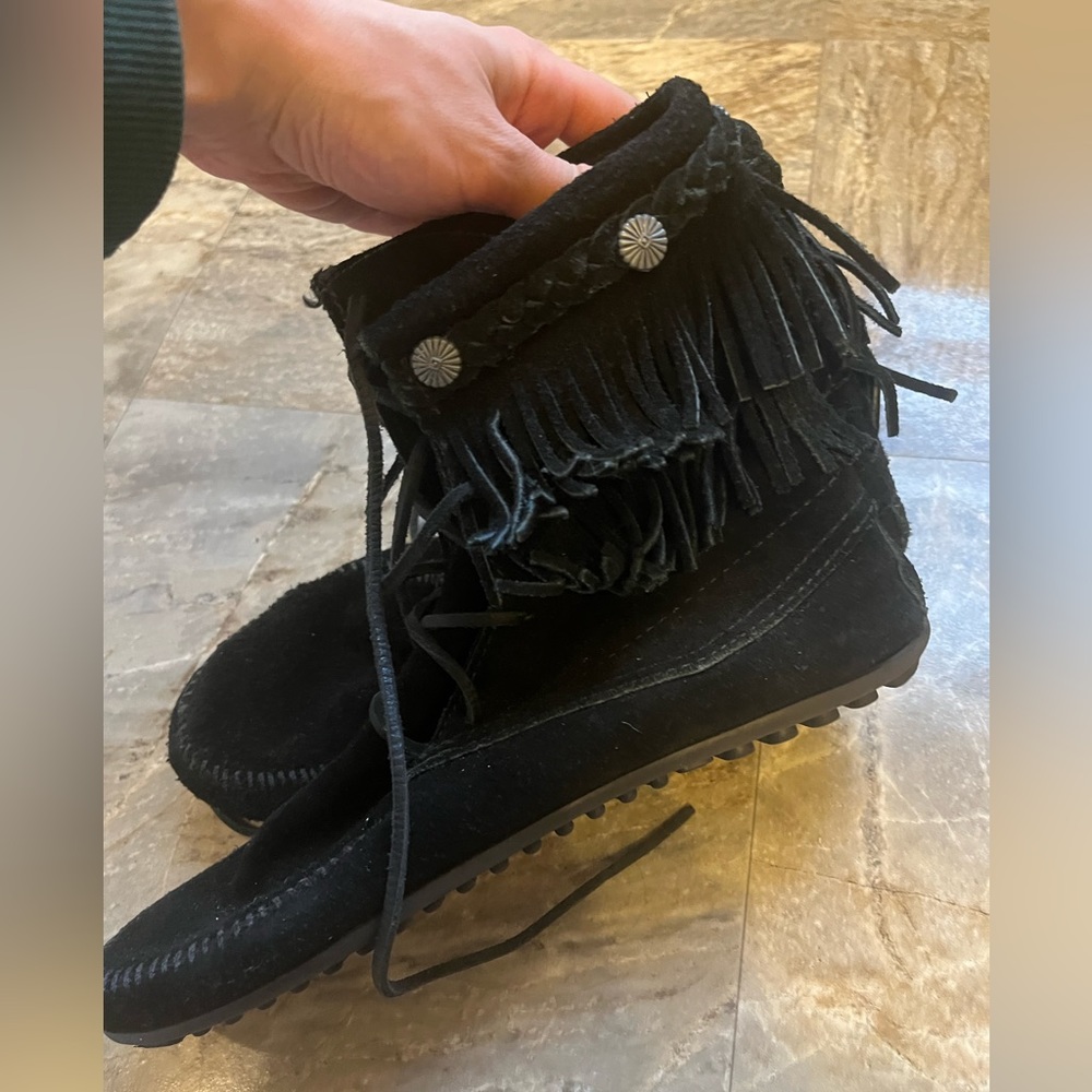 MINT MINNETOKAS. Black suede ankle boho ankle booties! Size 8.5